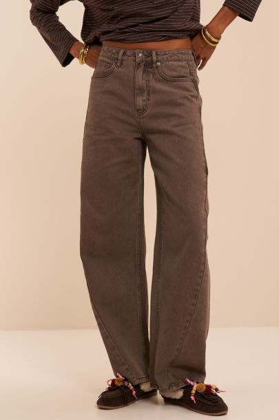 Jean barrel marron avec couture en biais