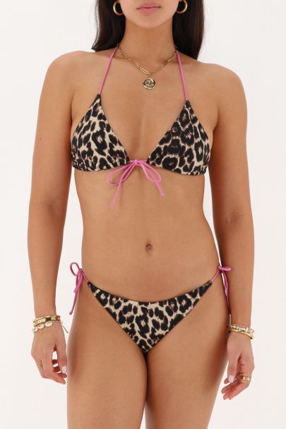 Bruin bikini broekje met panterprint en paarse strikbandjes