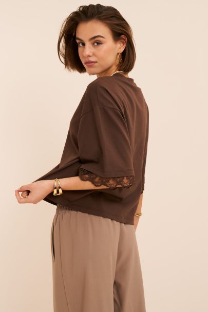 Brown boxy T-shirt with lace sleeves