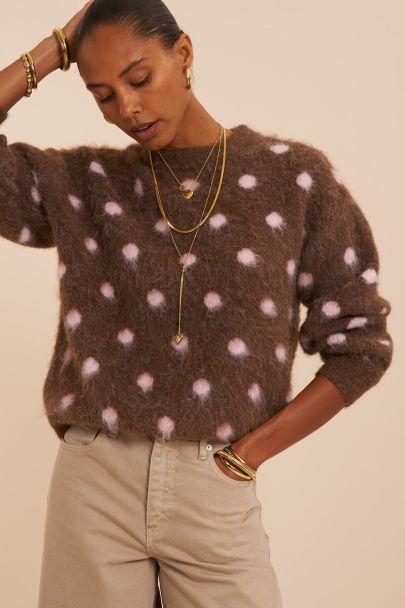 Pull duveteux marron &agrave; pois roses