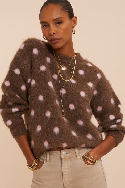 Pull duveteux marron &agrave; pois roses