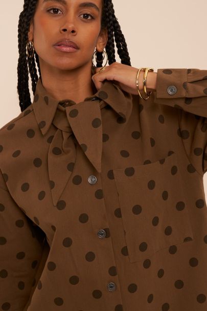 Robe en denim marron avec &eacute;charpe et pois