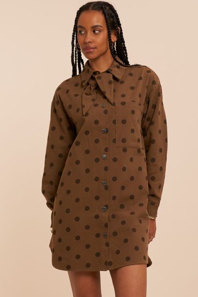Robe en denim marron avec &eacute;charpe et pois