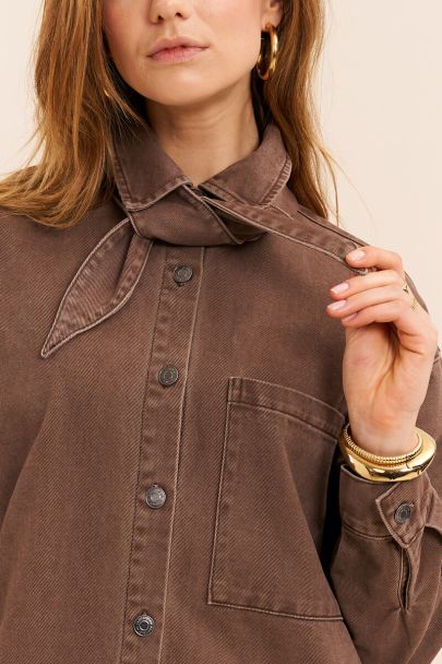 Braunes Jeanskleid mit Schal