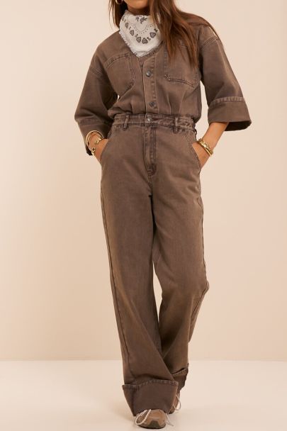 Combinaison en denim marron à manches retroussées
