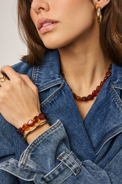 Bruine elastieken hartjes kralenarmband