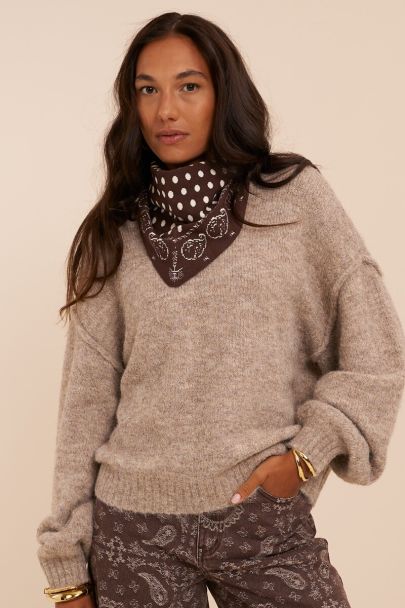 Brown jacquard scarf with paisley print