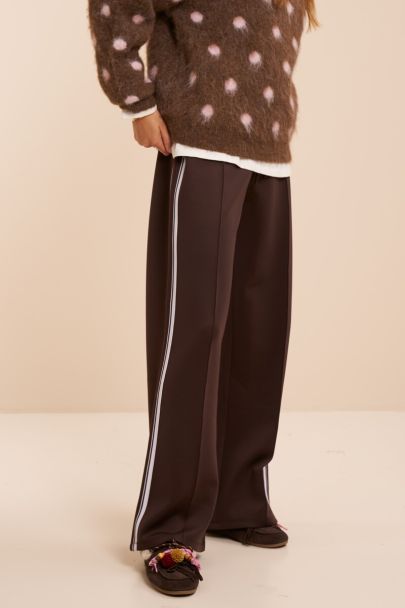 Brown jogger with elastic waistband and tapes