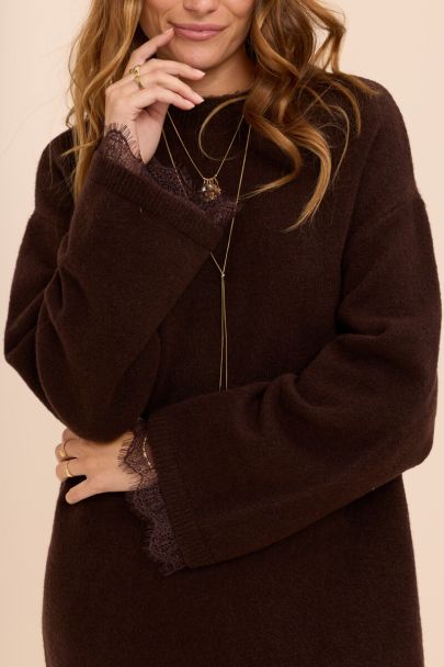 Robe en maille marron avec détails en dentelle