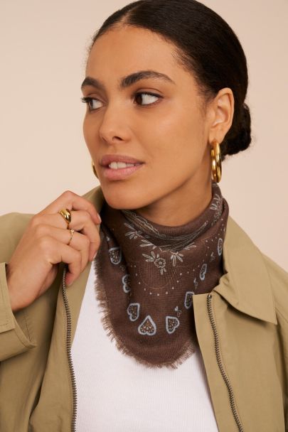 Braunes Halstuch mit blauem Paisley-Muster