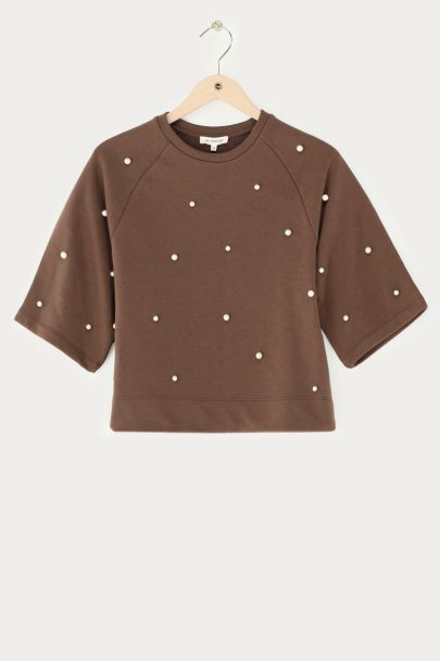 Brown sweater with short sleeves and faux pearls