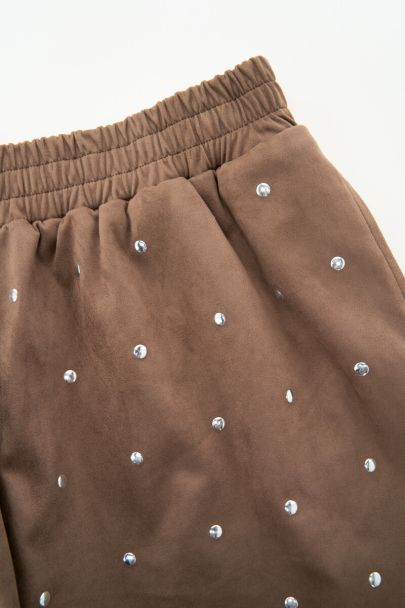Bruin short in suède look met studs