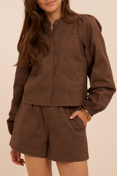 Short marron avec broderie anglaise
