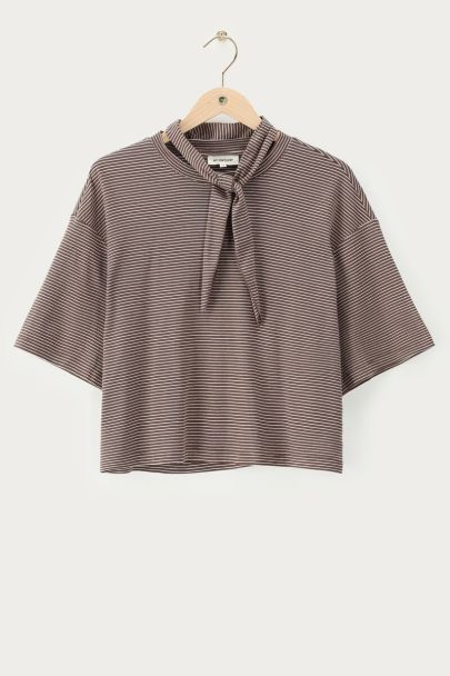 T-shirt ray&eacute; marron avec col &agrave; nouer
