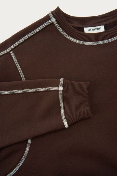 Braunes Sweatshirt mit Kontrastnähten