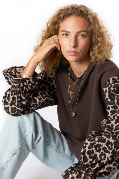 Brauner Pullover mit Leopardenmuster-Ärmeln