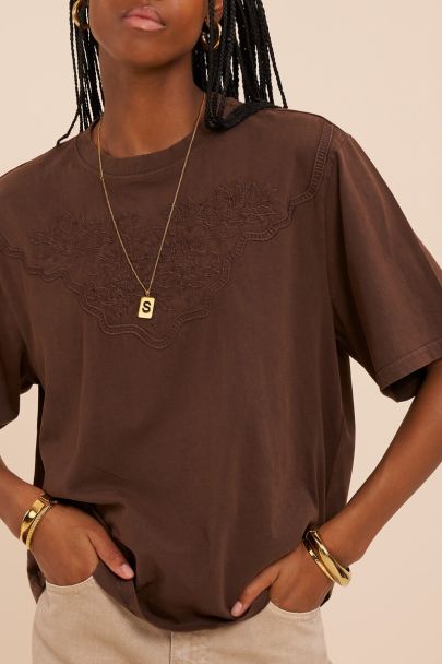 T-shirt marron d&eacute;lav&eacute; avec broderies