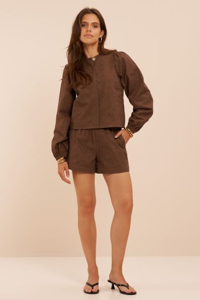 Braune Shorts mit Anglaise-Stickerei