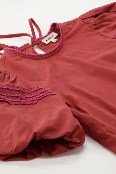 Top marron avec manches courtes bouffantes et broderie