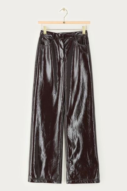 Pantalon aspect cuir marron verni 