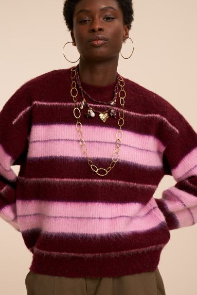 Pull bordeaux duveteux &agrave; rayures roses