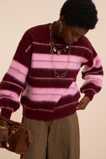 Pull bordeaux duveteux &agrave; rayures roses