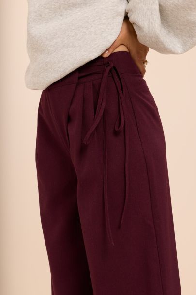Pantalon large bordeaux avec effet portefeuille et nœud