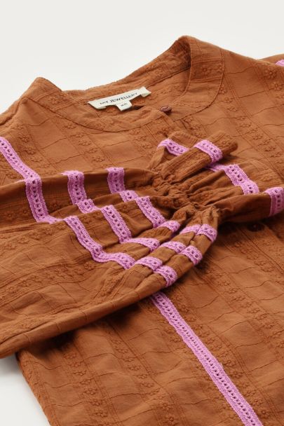 Cognacfarbene Bluse mit Stickerei und Bändern