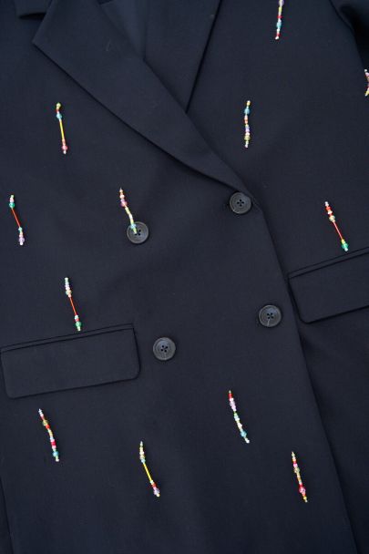 Dunkelblaues Blazerkleid mit bunten Perlenfransen