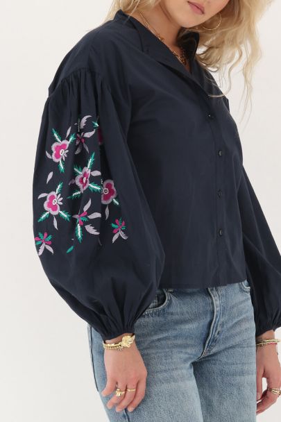 Donkerblauwe embroidery blouse met bloemen