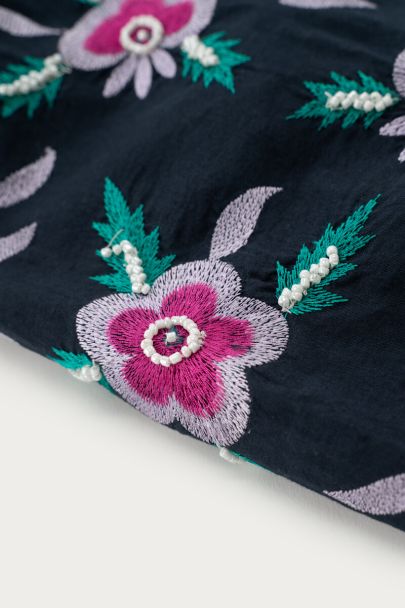 Dunkelblaues Kleid mit Blumenstickerei