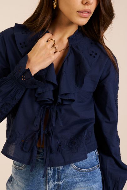 Donkerblauwe embroidery top met v-hals en strikjes