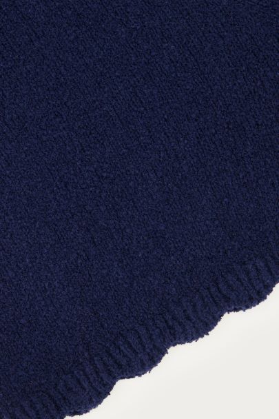 Dunkelblaue Shorts mit Wellenkanten