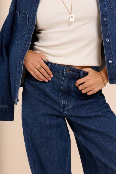 Jean large bleu fonc&eacute; avec d&eacute;tails sur les coutures et les poches