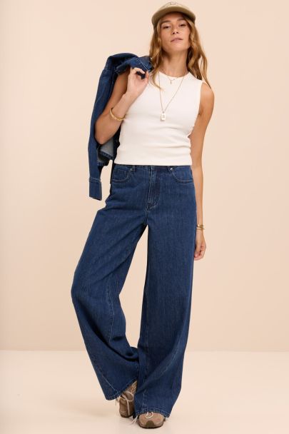 Jean large bleu fonc&eacute; avec d&eacute;tails sur les coutures et les poches