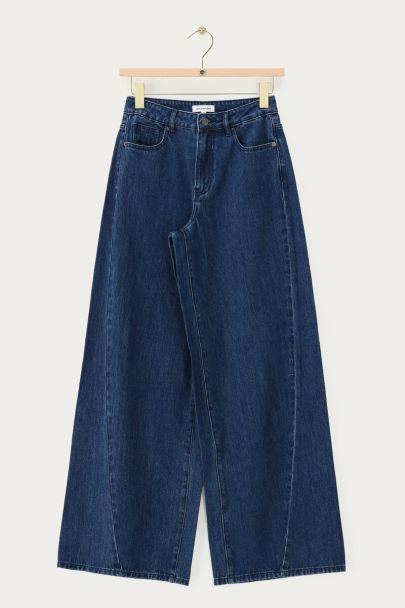 Dunkelblaue Jeans mit weitem Bein, Teilungsnaht und Taschen