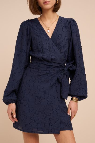 Donkerblauwe wikkeljurk met lange mouwen en bloemenprint