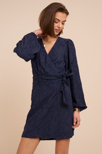 Donkerblauwe wikkeljurk met lange mouwen en bloemenprint