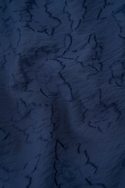 Donkerblauwe wikkeljurk met lange mouwen en bloemenprint