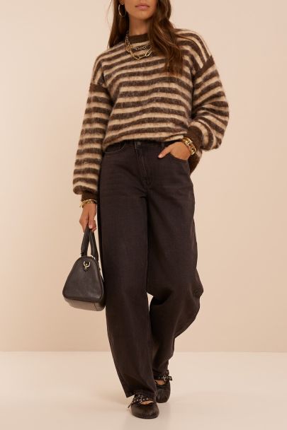 Donkerbruine barrel jeans met schuine sluiting