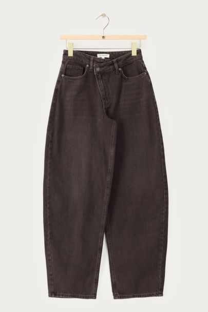 Jean barrel marron foncé avec fermeture asymétrique