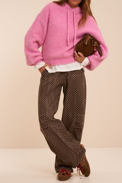 Dunkelbraune Barrel-Jeans mit Polka-Dots