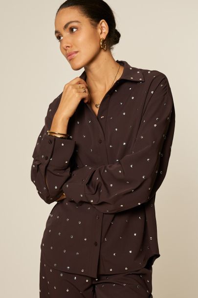Dunkelbraune Bluse mit silberfarbenen Nieten
