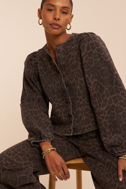 Top en denim marron fonc&eacute; &agrave; imprim&eacute; l&eacute;opard avec manches longues