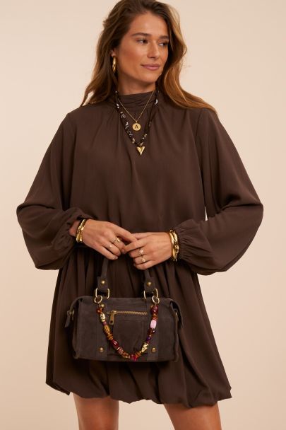 Dunkelbraunes Kleid mit hohem Kragen in Ballonoptik