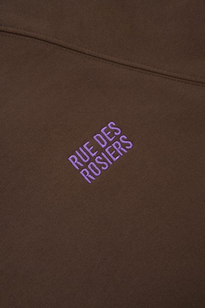 Sweat à manches courtes marron foncé "Rue des rosiers"