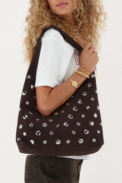 Dunkelbraune Umhängetasche mit großen Nieten