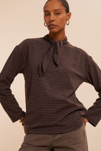 T-shirt à manches longues rayé marron foncé avec écharpe