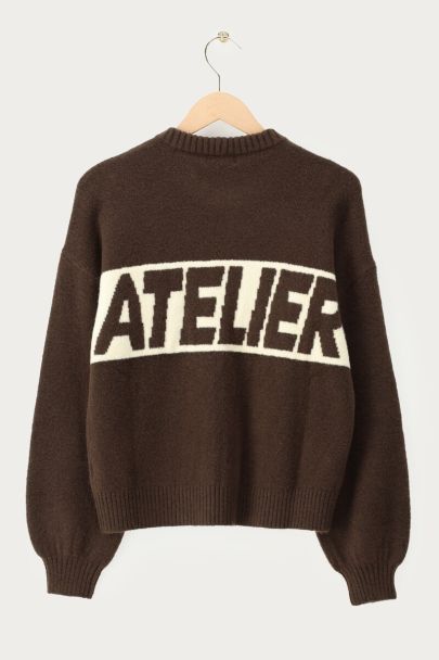 Dunkelbrauner Pullover mit Rückenprint "Atelier"