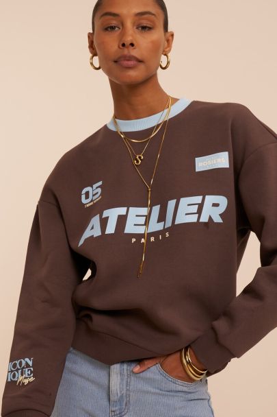 Donkerbruine sweater met blauw contrast 'Atelier Paris'